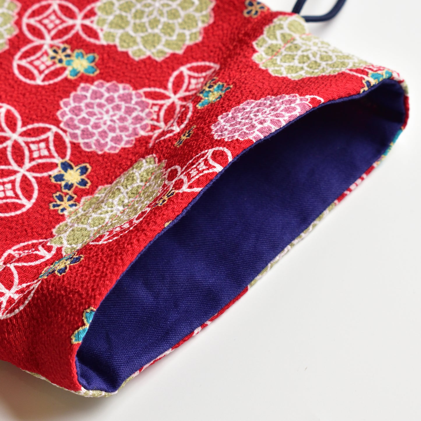 Sac à cordon avec tissu chirimen et chrysanthème Shippo